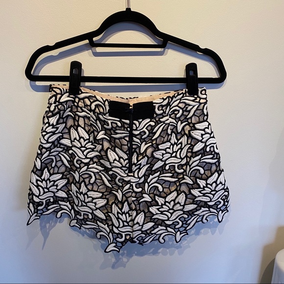 Alice + Olivia High Waisted Lace Shorts as worn by Taylor Swift - Picture 2 of 6